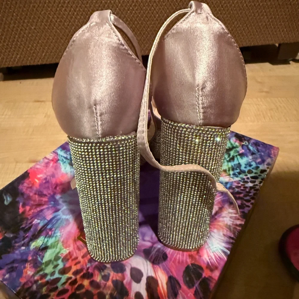 Women’s size 7.5 heels - Picture 4 of 6